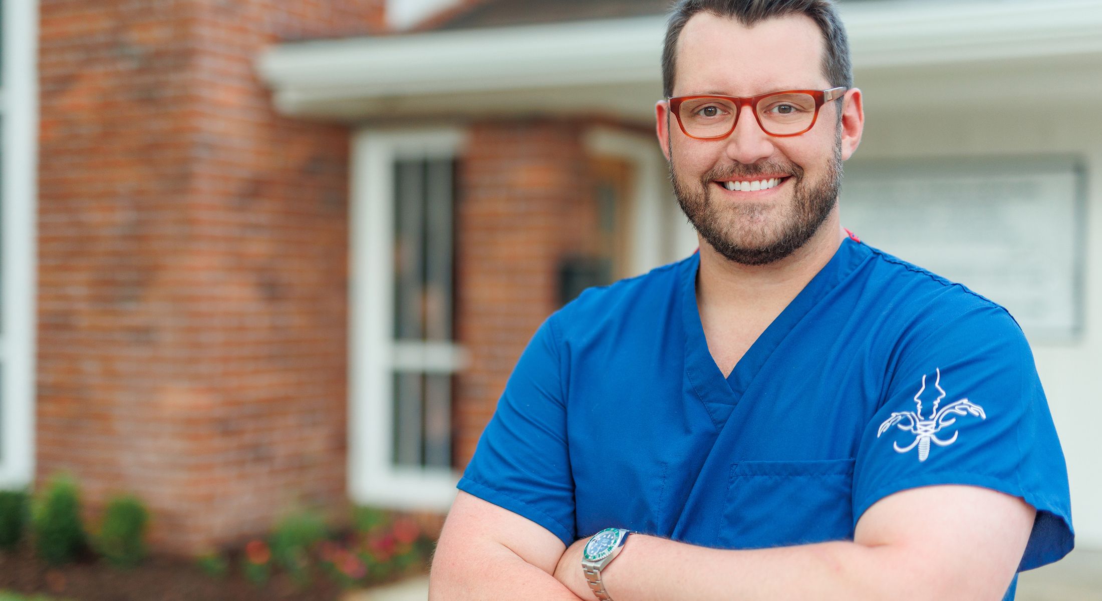 Medical professionals discussing information on a tablet.